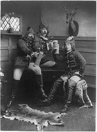 HistoricalFindings fotografija: tri muškarca u njemačkim studentskim uniformama za podizanje piva Steins,